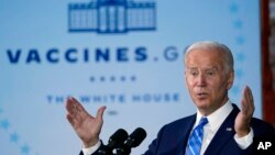 Presiden AS Joe Biden berbicara mengenai vaksinasi COVID-19 setelah berkunjung ke lokasi konstruksi pusat data Microsoft di Elk Grove Village, Illinois, pada 7 Oktober 2021. (Foto: AP/Susan Walsh)