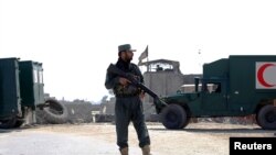 Un policier afghan monte la garde près du lieu de l'attaque à Jalalabad, en Afghanistan, le 6 mars 2019. REUTERS / Parwiz
