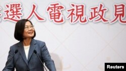Presiden Taiwan Tsai Ing-wen berbicara kepada media setelah debat capres kedua yang disiarkan secara langsung di tevelisi, di Taipei, Taiwan, 25 Desember 2019.