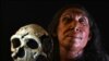 Slika prikazuje obnovljenu lobanju i fizičku rekonstrukciju lica i glave, 75.000 godina stare neandertalke, po imenu Shanidar Z, nazvanupo pećini u Iračkom Kurdistanu u kojoj je njena lobanja pronađena 2018. godine, na Univerzitetu u Kembridžu.