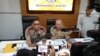 Kepala Korps Brimob Irjen Murad Ismail (kiri) dan Kadiv Humas Polri Irjen Setyo Wasisto menjelaskan impor ratusan senjata di Divisi Humas Mabes Polri, Sabtu, 30 September 2017. (Foto: VOA/Andylala)
