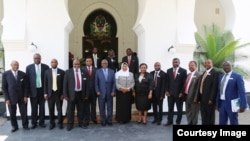 Rais John Pombe Magufuli, Makamu wa Rais Samia Suluhu Hassan na Waziri Mkuu Mhe Kassim Majaliwa na watendaji wakuu wa Ofisi ya Mdhibiti na Mkaguzi Mkuu wa hesabu za serikali Mussa Assad kutoka kwa Mkaguzi na Mdhibiti Mkuu wa Hesabu za Serikali Professa Mussa Assad Machi, 2016.
