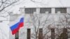 Bendera Rusia berkibar di luar Kedutaan Besar Rusia di Washington, Kamis, 24 Februari 2022. (Foto: AP/Patrick Semansky)