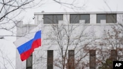 Bendera Rusia berkibar di luar Kedutaan Besar Rusia di Washington, Kamis, 24 Februari 2022. (Foto: AP/Patrick Semansky)