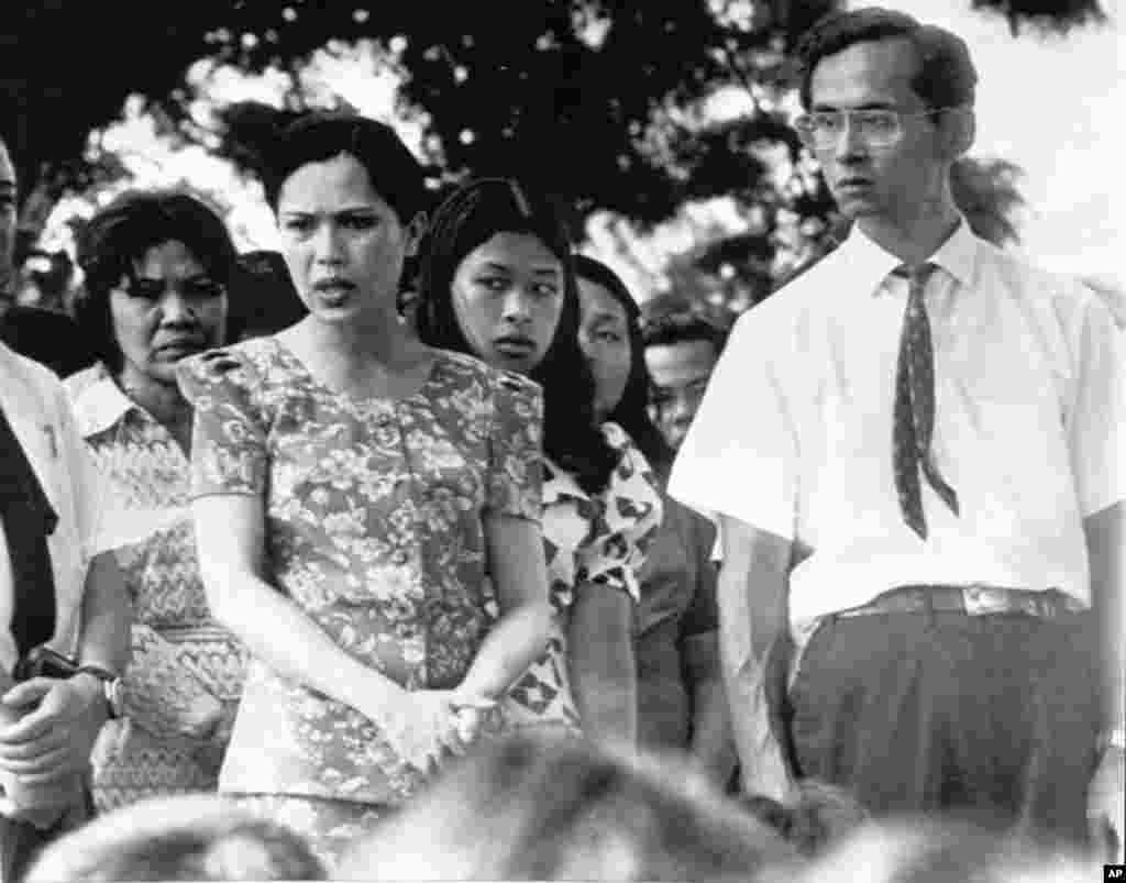 ព្រះមហាក្សត្រថៃព្រះបាទ Bhumidol Adulyadej និងព្រះមហាក្សត្រី Sirikit (ខាងឆ្វេង) មានបន្ទូលទៅកាន់បាតុករចំនួន ១០០នាក់នៅក្រុងបាងកក កាលពីថ្ងៃទី១៥ ខែតុលា ឆ្នាំ១៩៧៣ អំឡុងពេលបាតុកម្មមួយ ដែលនាំឲ្យមានការរំលាយរដ្ឋាភិបាលលោក Thanom Kittikachorn។