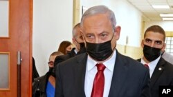 Mantan PM Israel Benjamin Netanyahu meninggalkan gedung pengadilan di Yerusalem, 16 November 2021.