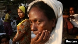 Orang-orang Rohingya menunggu bantuan makanan dari badan pangan PBB, WFP, di kamp Thae Chaung di Sittwe, negara bagian Rakhine.