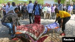Warga mengangkut jenazah anggota parlemen Somalia, Mohamed Mohamud Hayd yang tewas di Mogadishu hari Kamis (3/7).