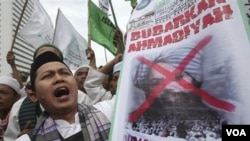 Demonstran anti-Ahmadiyah menuntut pembubaran Ahmadiyah dalam aksi protes di Jakarta (foto: dok). Pengamat LIPI Syamsuddin Haris menilai pemerintah Indonesia tidak mengambil tindakan tegas atas berbagai ancaman yang dialami kelompok minoritas.
