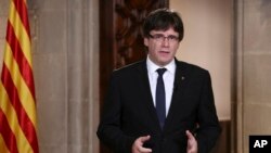 Presiden Catalonia, Carles Puigdemont, berbicara di Barcelona, Spanyol, 4 Oktober 2017. Pada 9 Oktober 2017, Puigdemont meminta para pemimpin Catalan untuk mencabut dukungan terhadap referendum kemerdekaan. 