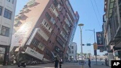 Potongan gambar dari video yang disiarkan TVBS menunjukkan sebuah gedung di Hualien, Taiwan, ambruk sebagian akibat gempa yang terjadi di wilayah tersebut pada 3 April 2024. (Foto: TVBS via AP)