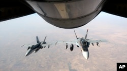 지난해 10월 이슬람 수니파 무장단체 ISIL 공습 작업에 투입된 미군 전투기가 이라크 상공에서 주유한 후 떠나고 있다. (자료사진)