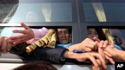 지난 2월 25일 남북 이산가족 행사를 모두 종료한 북한측 이산가족 대상자들이 버스를 탄 채 한국측 가족들과 작별 인사를 하고 있다. (자료사진)
