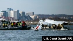 67 žrtava u sudaru putničkog aviona i vojnog helikoptera. Obje letjelice su pale u rijeku Potomac