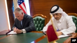 Le secrétaire d'État Rex Tillerson en réunion avec le ministre qatari à Doha, Qatar, le 11 juillet 2017.