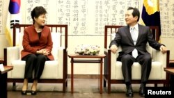 South Korean President Park Geun-hye talks with parliament speaker Chung Sye-kyun during their meeting at the National Assembly in Seoul, South Korea, Nov. 8, 2016.