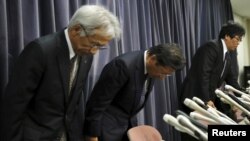 Presiden Mitsubishi Tetsuro Aikawa menyampaikan permintaan maaafnya pada sebuah konferensi pers di Tokyo, Jepang (20/4). 