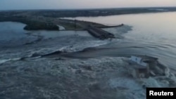 Bendungan Nova Kakhovka yang meledakdi wilayah Kherson, Ukraina, 6 Juni 2023. (Foto: via REUTERS)