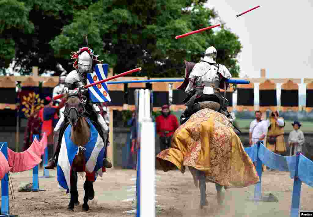 អស្សឬទ្ធិពីរនាក់ជិះសេះតម្រង់រកគ្នាជាមួយនឹងលំពែងនៅក្នុងការប្រកួតជើងឯកអស្សឬទ្ធិអឺរ៉ុប Knight Joust នៅឯប្រាសាទមជ្ឈឹមសម័យ Spoettrup ក្នុងប្រទេសដាណឺម៉ាក។