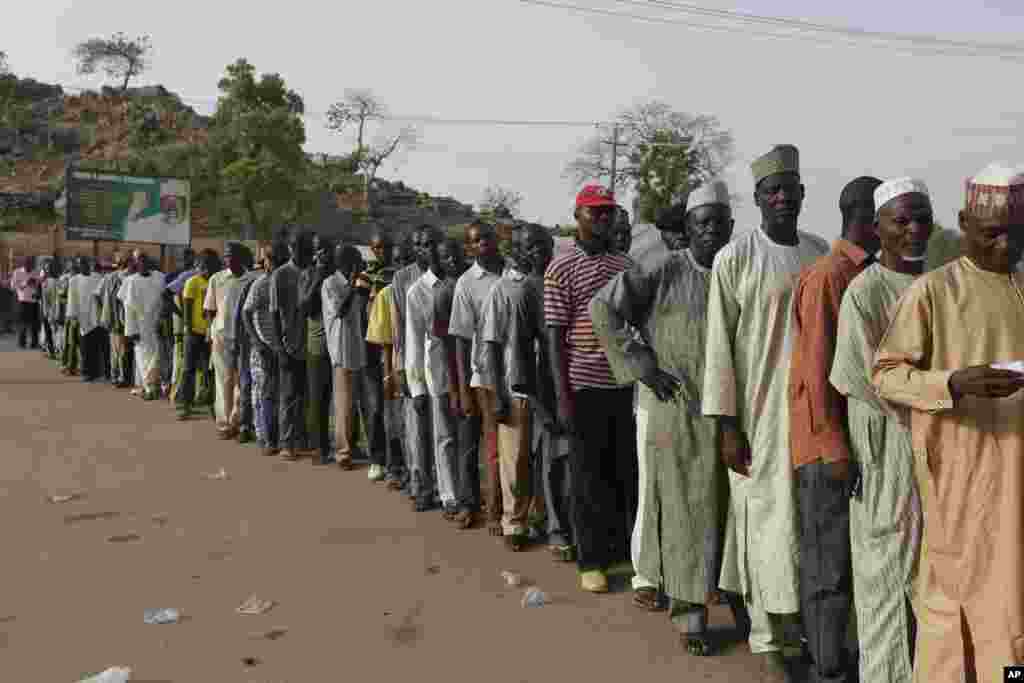 Des personnes déplacées suite aux attaques des combattants islamistes, en file pour être enregistrées avant de voter, à Yola, Nigeria, samedi 28 mars 2015.