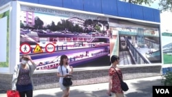 Spanduk konstruksi dari calon stasiun pemberhentian di Ho Chi Minh City. (VOA/Lien Hoang)