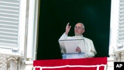 Le pape François prononce sa bénédiction au cours de l'Angélus depuis la fenêtre de son studio à la place St. Pierre, au Vatican, 6 septembre 2015. 