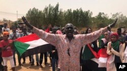 Un manifestant soudanais crie des slogans lors d'une manifestation contre le conseil militaire, à Khartoum (Soudan), le 30 juin 2019.