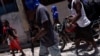 Sejumlah anak-anak tampak menemani anggota geng bersenjata dalam sebuah aksi protes di wilayah Delmas, di Port-au-Prince, Haiti, pada 10 Mei 2024. (Foto: Reuters/Pedro Valtierra Anza)