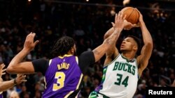 L'attaquant des Milwaukee Bucks Giannis Antetokounmpo (34) tire contre l'attaquant des Los Angeles Lakers Anthony Davis (3) le 17 novembre 2021 à Milwaukee, Wisconsin, USA. Crédit : Jeff Hanisch-USA TODAY Sports