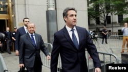 លោក Michael Cohen ដើរ​ចេញ​ពី​តុលាការ​សហព័ន្ធ​នៅ​ក្នុង​សង្កាត់ Manhattan ក្រុង​ញូវយ៉ក កាលពី​ថ្ងៃទី៣០ ខែឧសភា​ ឆ្នាំ២០១៨។