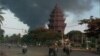 ទិដ្ឋភាព​ផ្សែង​​ឆេះ​​​ដំណាក់​​ព្រះអង្គម្ចាស់​​នរោត្តម​រណឫទ្ធិ​​ ​​ពេល​រដ្ឋ​ប្រហារ​ថ្ងៃ​៥​-៦ កក្កដា ឆ្នាំ​១៩៩៧។ 