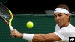 Rafael Nadal lors d'un match de Wimbledon contre Roger Federer, Angleterre, le 12 juillet 2019.