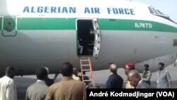 103 immigrés orpailleurs tchadien arrêtés en Algérie sont accueilli ce matin a l'aéroport international Hassan Djoumouss de NDjamena au Tchad par le ministre tchadien de la justice.