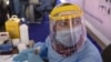 Un agent de santé se prépare à faire passer un test de dépistage du coronavirus à des automobilistes à l'Université Ain Shams au Caire, en Égypte, le 17 juin 2020.
