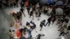 Polisi Gunakan Tongkat, Semprotan Merica Terhadap Pengunjuk Rasa di Hong Kong