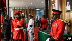 Des officiers militaires kenyans en uniforme de cérémonie montent la garde alors que le corps de l'ancien président Daniel arap Moi repose en état au bâtiment du parlement dans le centre de Nairobi, au Kenya, le 8 février 2020. (AP)