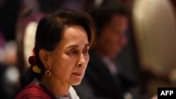 နိုင်ငံတော်အတိုင်ပင်ခံပုဂ္ဂိုလ်ဒေါ်အောင်ဆန်းစုကြည် (ယခင်မှတ်တမ်းဓာတ်ပုံ)