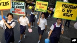 ARSIP – Siswi sekolah mengangkat poster sebagai bagian dari kampanye kesadaran melawan perdagangan manusia di Kolkata, India (foto: AP Photo/Bikas Das)