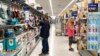 Konsumen berbelanja di toko Walmart di Vernon Hills, Illionois, AS, Minggu, 23 Mei 2021. Lonjakan inflasi masih membayangi AS hingga kini. (Foto: AP)
