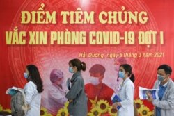 Vaksinasi para petugas kesehatan di Rumah Sakit Penyakit Tropis Hai Duong, provinsi Hai Duong, Vietnam, 8 Maret 2021.