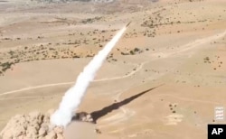 Peluncuran rudal balistik yang mendarat di wilayah terbuka di Israel tengah pada hari Minggu, 15 September. (Ansar Allah Media Office via AP)