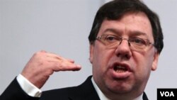 Popularitas Perdana Menteri Irlandia Brian Cowen dari partai Fianna Fail telah merosot drastis sejak terjadinya krisis.