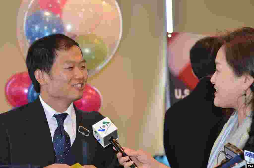 Oh Se-hyek, a North Korean defector, said &quot;It is difficult to choose which candidate to favor. But it seems like the U.S. is good at carrying out policy consistently under Obama, especially towards North Korea.&quot; (Y. Kim/VOA)&nbsp;