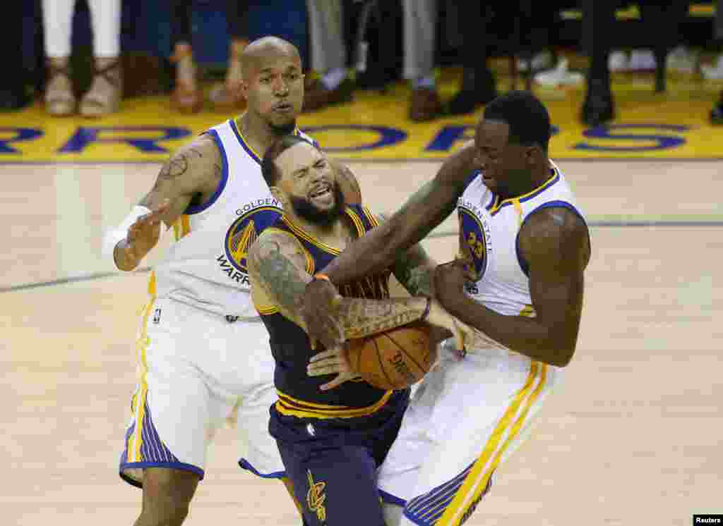Hotunan wasanin karshe na NBA tsakanin Golden State Warriors da Cleveland Cavaliers, Deron Williams tare da Draymond Green LeBron, ranar Alhamis 1 ga watan Yuni, shekarar 2017.