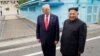 Presiden AS Donald Trump dan pemimpin Korut Kim Jong Un dalam pertemuan di Panmunjom, 30 Juni 2019 lalu (foto: dok). 