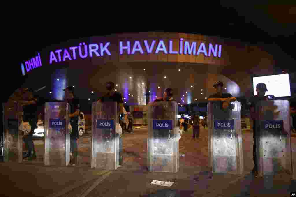 Polisi Turki memblokir jalan masuk ke bandar udara Ataturk, Istanbul (29/6). (AP/Emrah Gurel)