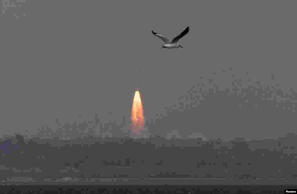 Roket peluncur satelit Polar milik India yang membawa pengorbit Mars terbang dari Sriharikota, India tenggara (5/11).