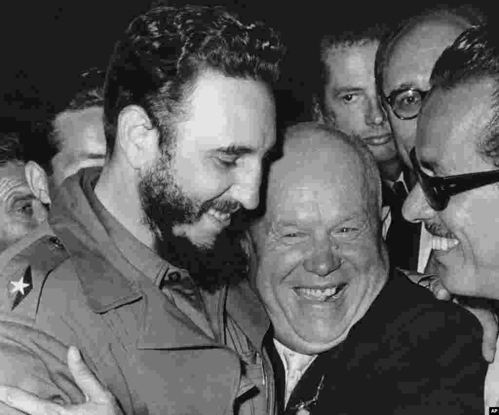 Pemimpin Kuba Fidel Castro dan pemimpin Uni Soviet Nikita Khrushchev berpelukan di Kantor PBB, 20 September 1960. (AP/Marty Lederhandler)