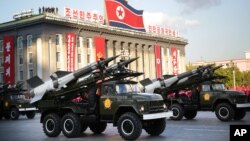 지난 2015년 10월 평양 김일성광장에서 열린 노동당 창건 70주년 열병식에 지대공 미사일이 등장했다. (자료사진)