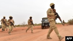 Des soldats burkinabé, lors d'un entraînement, près de Ouagadougo, Burkina Faso, le 13 avril 2018.